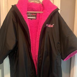 dryrobe Advance Short Sleeve - Black & Pink